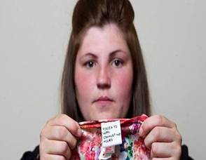 Rebecca Gallagher con el mensaje que se encontró en el vestido.